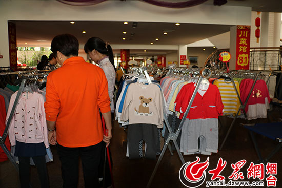 龍口南山韓品特賣會(huì)火爆開(kāi)啟 日用百貨低至1-5折引市民搶購(gòu)